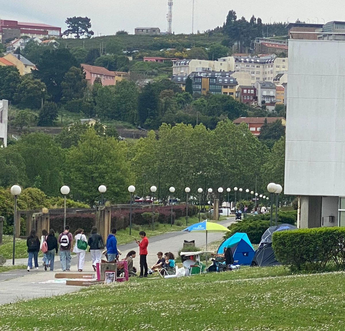 O estudantado de Facultade de Ciencias da Educación, xunto con outro alumnado da #UDC, iniciou hoxe unha acampada solidaria no Campus de Elviña en favor do pobo palestino.