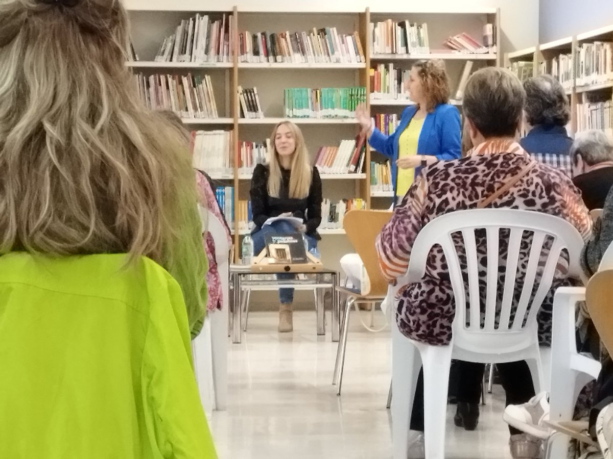 lojuroxtatuaje's tweet photo. #FeriadelLibro #MedinadelCampo El homenaje a Elena Santiago ha sido una gozada por asistencia, emotividad e implicación. Literatura viva. Y @PaulaPinturas es una maestra de ceremonias impresionante. https://t.co/TA8eGeFnPT