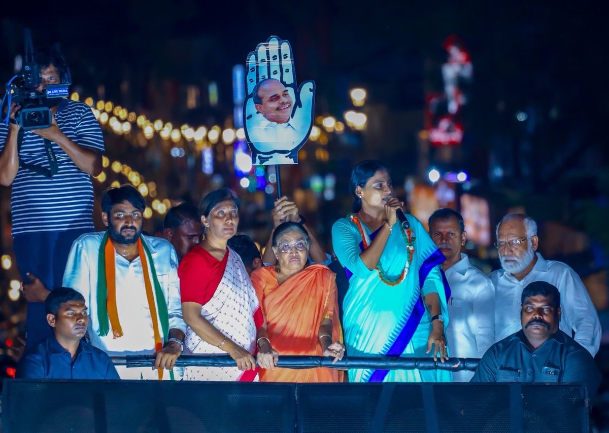 realyssharmila's tweet photo. కడప పార్లమెంట్ పరిధి ఎన్నికల ప్రచారంలో భాగంగా పులివెందుల నియోజకవర్గంలో నిర్వహించిన రోడ్‌షోలు, బహిరంగసభకు తరలివచ్చిన నా కడప అక్కాచెల్లెమ్మలు, నా అన్నాతమ్ముళ్లకు, అవ్వాతాతలకు పేరుపేరునా ప్రత్యేక ధన్యవాదాలు. https://t.co/xA0xnUJii2