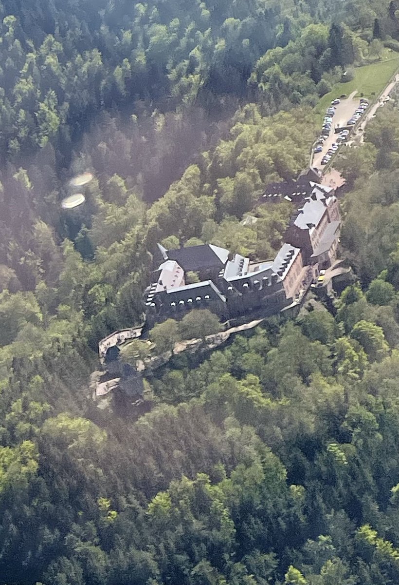 Petite promenade aérienne au dessus des Vosges. Notre cantine d’hier, l’Auberge du Boelensgrab à Lautenbach puis plus au nord le mémorial du Struthof et le Mont Saint-Odile.