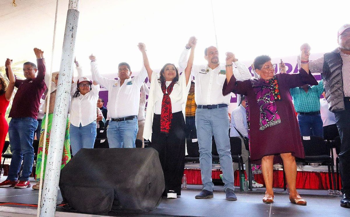ClaraBrugadaM's tweet photo. Hoy firmamos un acuerdo con las y los trabajadores de nuestra Ciudad de México, para hacer realidad 6 propuestas que mejorarán su bienestar.

Entre las principales están el aumento al salario, la mejora de las condiciones laborales y movilidad en escalafones y plazas.

¡El 2 de junio vota todo Morena!

#ClaraJefaDeGobierno
#LaTransformaciónEsClara