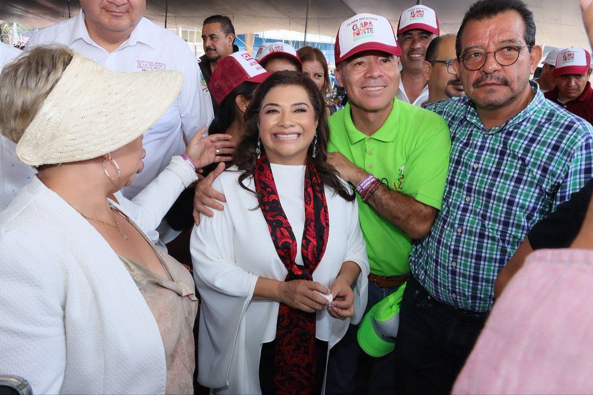 ClaraBrugadaM's tweet photo. Hoy firmamos un acuerdo con las y los trabajadores de nuestra Ciudad de México, para hacer realidad 6 propuestas que mejorarán su bienestar.

Entre las principales están el aumento al salario, la mejora de las condiciones laborales y movilidad en escalafones y plazas.

¡El 2 de junio vota todo Morena!

#ClaraJefaDeGobierno
#LaTransformaciónEsClara