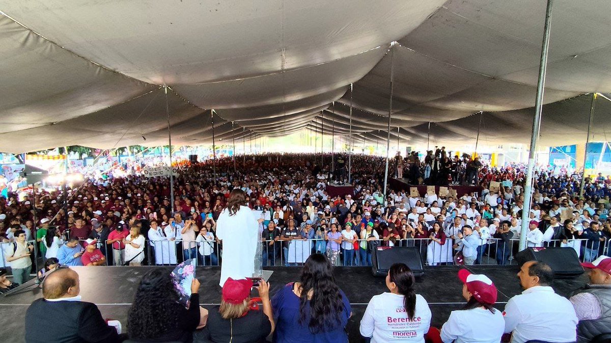 ClaraBrugadaM's tweet photo. Hoy firmamos un acuerdo con las y los trabajadores de nuestra Ciudad de México, para hacer realidad 6 propuestas que mejorarán su bienestar.

Entre las principales están el aumento al salario, la mejora de las condiciones laborales y movilidad en escalafones y plazas.

¡El 2 de junio vota todo Morena!

#ClaraJefaDeGobierno
#LaTransformaciónEsClara