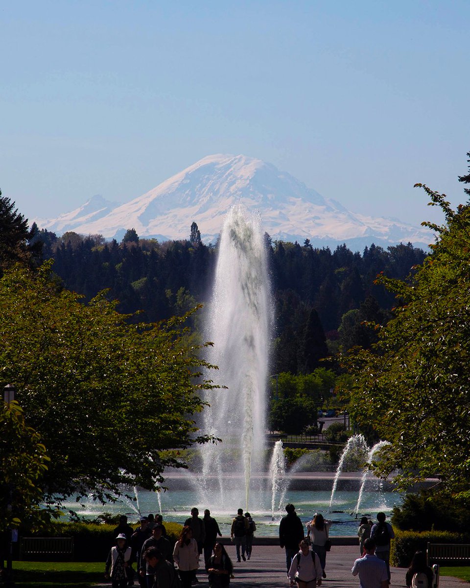 🖼️ The Fountain And The Mountain

This view never gets old ⛲️🏔️  

#GoHuskies