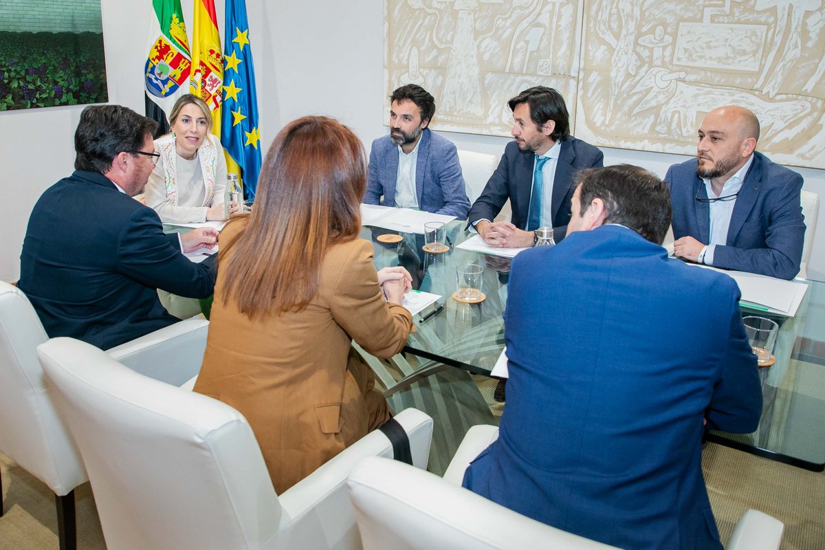 Este miércoles me he reunido, junto a mi presidenta @MGuardiolaM, con la Asociación de la Empresa Familiar de Extremadura. Seguimos contrastando las medidas y políticas que vamos sacando de mano de las empresas y la importancia de formar en los perfiles que van necesitando.
