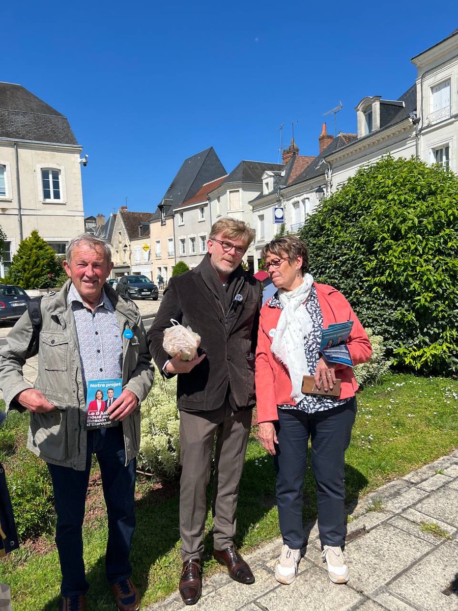 MFesneau's tweet photo. Avec les militants du Loir-et-Cher en Vallée du Cher pour échanger sur le terrain, en ce 9 mai journée de l’Europe, jour de la déclaration des pères fondateurs. 
Plus que jamais nous avons besoin d’Europe en ces moments historiques.
Un mois de mobilisation. Un mois pour convaincre. Un mois pour l’Europe et la France.

Le 9 juin, 1 seul jour, 1 seul tour.
@ValerieHayer