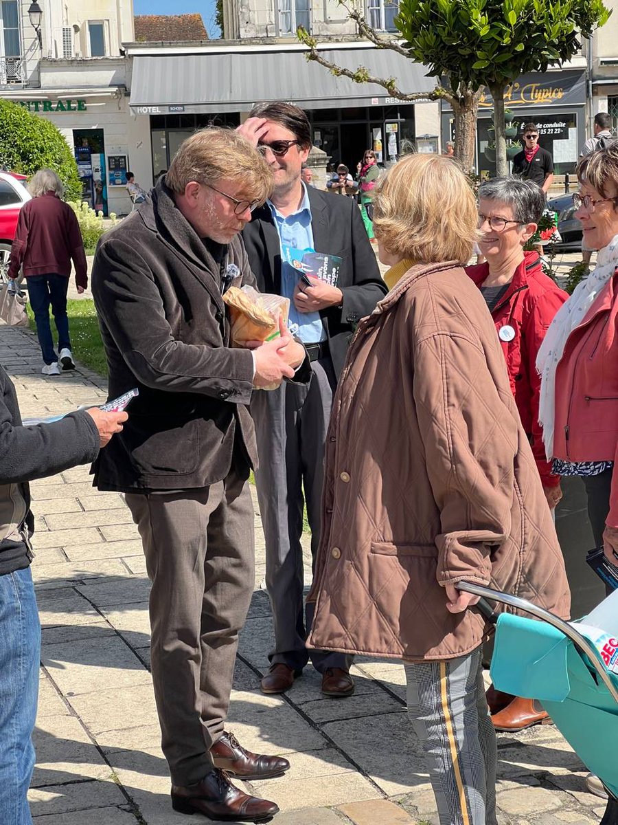 MFesneau's tweet photo. Avec les militants du Loir-et-Cher en Vallée du Cher pour échanger sur le terrain, en ce 9 mai journée de l’Europe, jour de la déclaration des pères fondateurs. 
Plus que jamais nous avons besoin d’Europe en ces moments historiques.
Un mois de mobilisation. Un mois pour convaincre. Un mois pour l’Europe et la France.

Le 9 juin, 1 seul jour, 1 seul tour.
@ValerieHayer