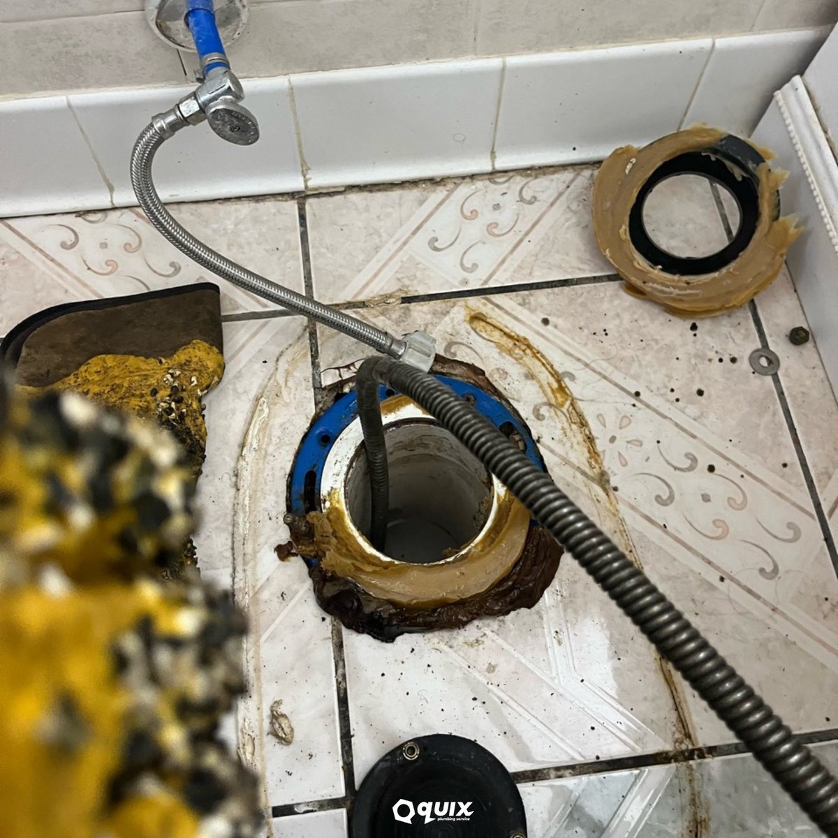 QuixService's tweet photo. Dive into the nitty-gritty of plumbing with us! 🚽💧 Today, we removed a toilet to tackle a deep blockage. No job too big or too small! #PlumbingHeroes #QuixService https://t.co/WVYmg2bU7e