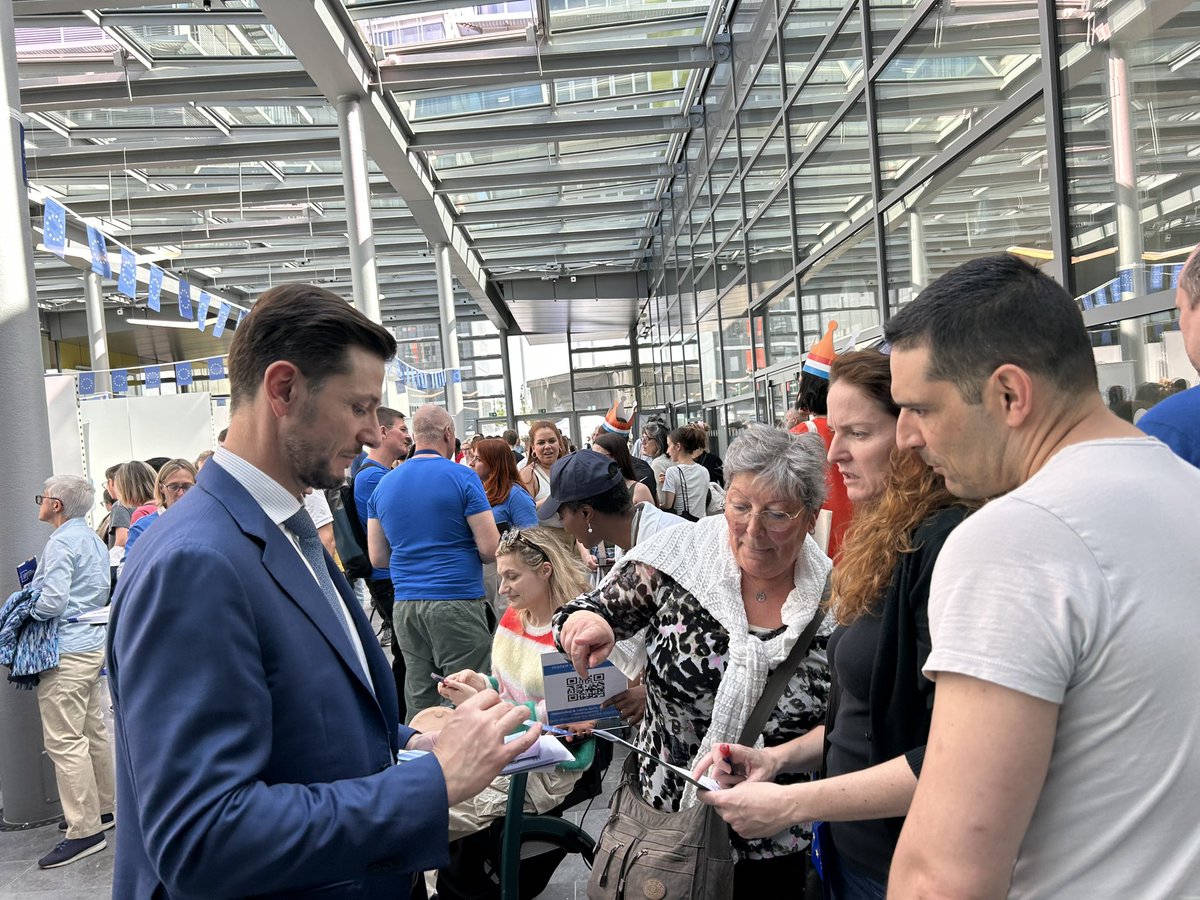 Symbolically giving money 💶 back to European citizens, money that was frozen and seized from criminals and fraudsters. This was #EuropeDay for us at EPPO!