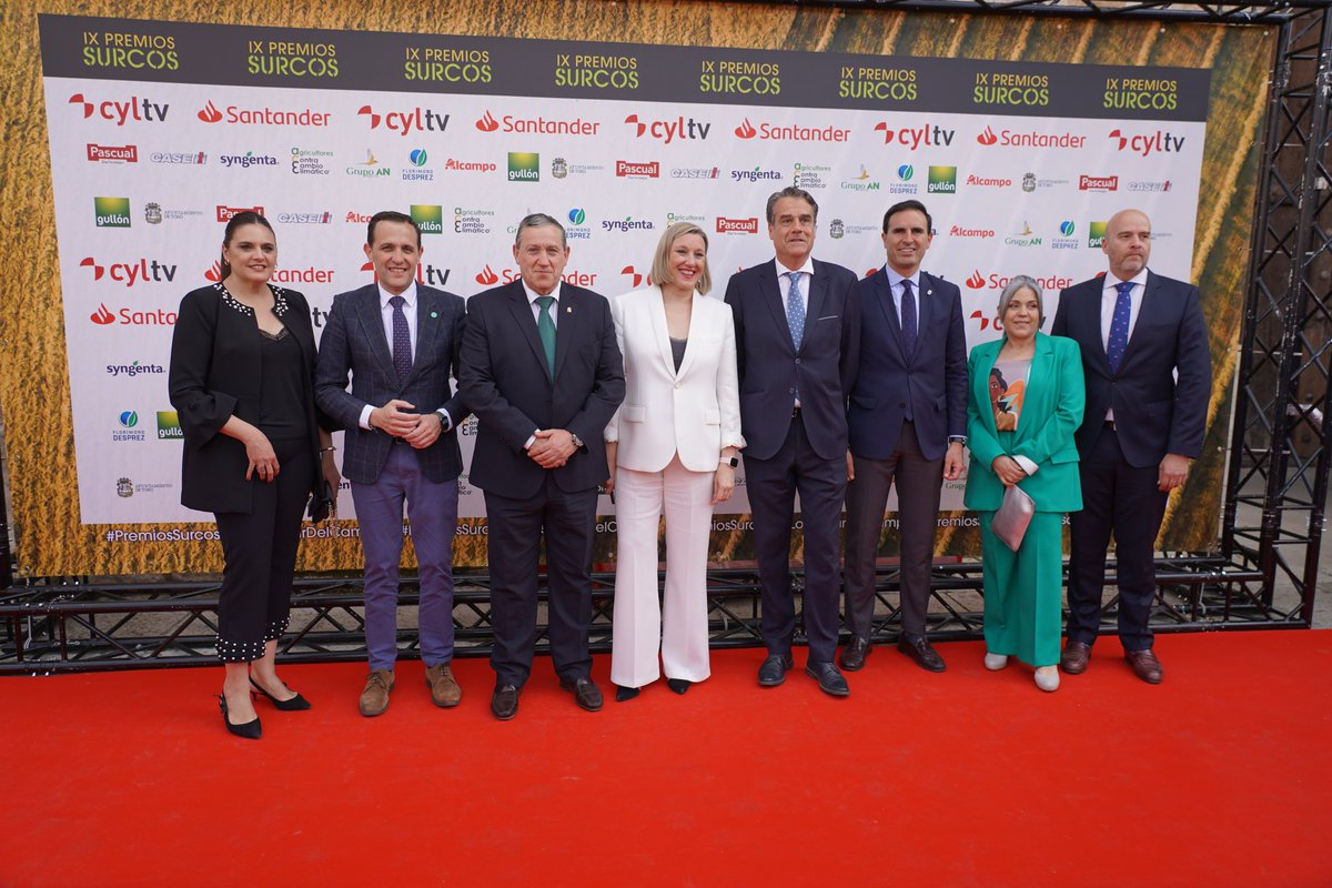 📺 @cyltv organiza los #PremiosSurcos ➡️ #LosOscarDelCampo 🏆. 🌾 El presidente @Conrado_Iscar y el diputado @GuzmanGomezMdC asisten en Zamora a la gala en la que se premia la excelencia del campo. 👏🏽 ¡Enhorabuena a los premiados y gracias por contribuir al desarrollo