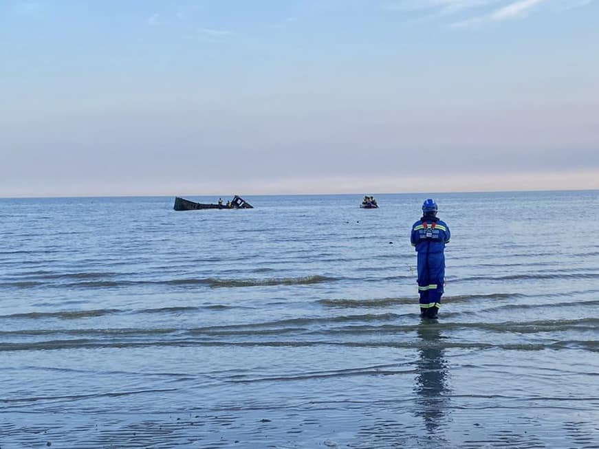 Dramatic Rescue at Camber Sands: Two Saved from Rising Tide Read more on Sussex.News ➡️ bit.ly/44CIdEZ