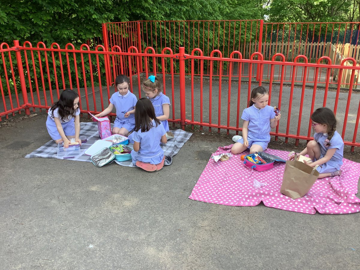 Enjoying the sun…a picnic lunch with our friends was enjoyed by Year 1 today!#olipcommunity @csergeant3 @DeputyOLI @lincsnicky