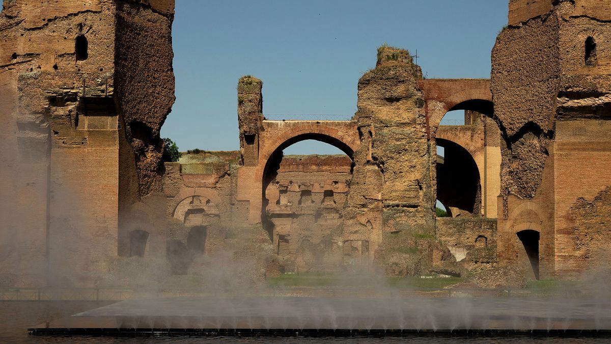 A new water mirror casts a misty veil over ancient Roman baths trib.al/1zExx7z