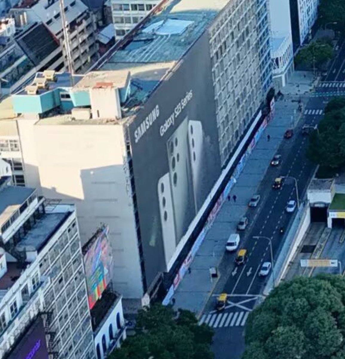 Mi vida la CGT sube fotos haciéndote creer que no hay nadie trabajando por el “paro”, pero las fotos que subieron son de 2023. La gigantografía de Samsung fue sacada en Enero de 2024. Ni mentir saben los orcos. 👇👊💣😂🚬