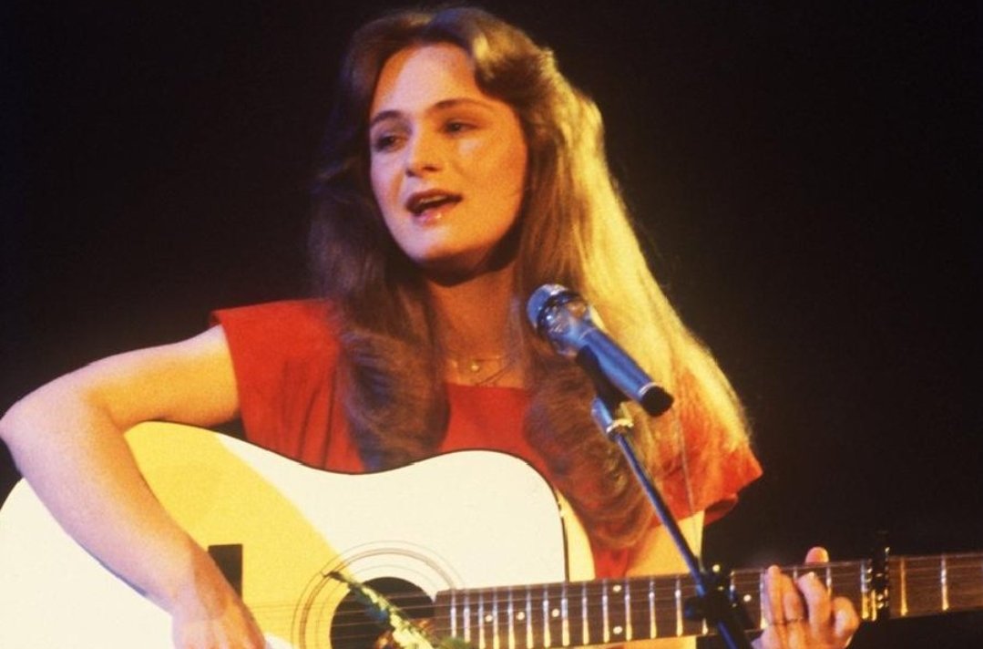 Stellt euch mal vor, beim #ESC2024 würde eine biologische Frau in schlichtem Kleid, nur mit einer Gitarre in der Hand, auf die Bühne kommen und singen: 'Ein bisschen Frieden'. FRIEDEN! Verrückt, oder?