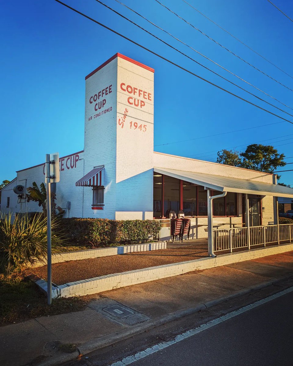 We've had our fair share of eggs, grits, and bacon at this institution 🍳 🥓 Do you remember your first time eating at Coffee Cup? 📸 @pensacolaisawesome