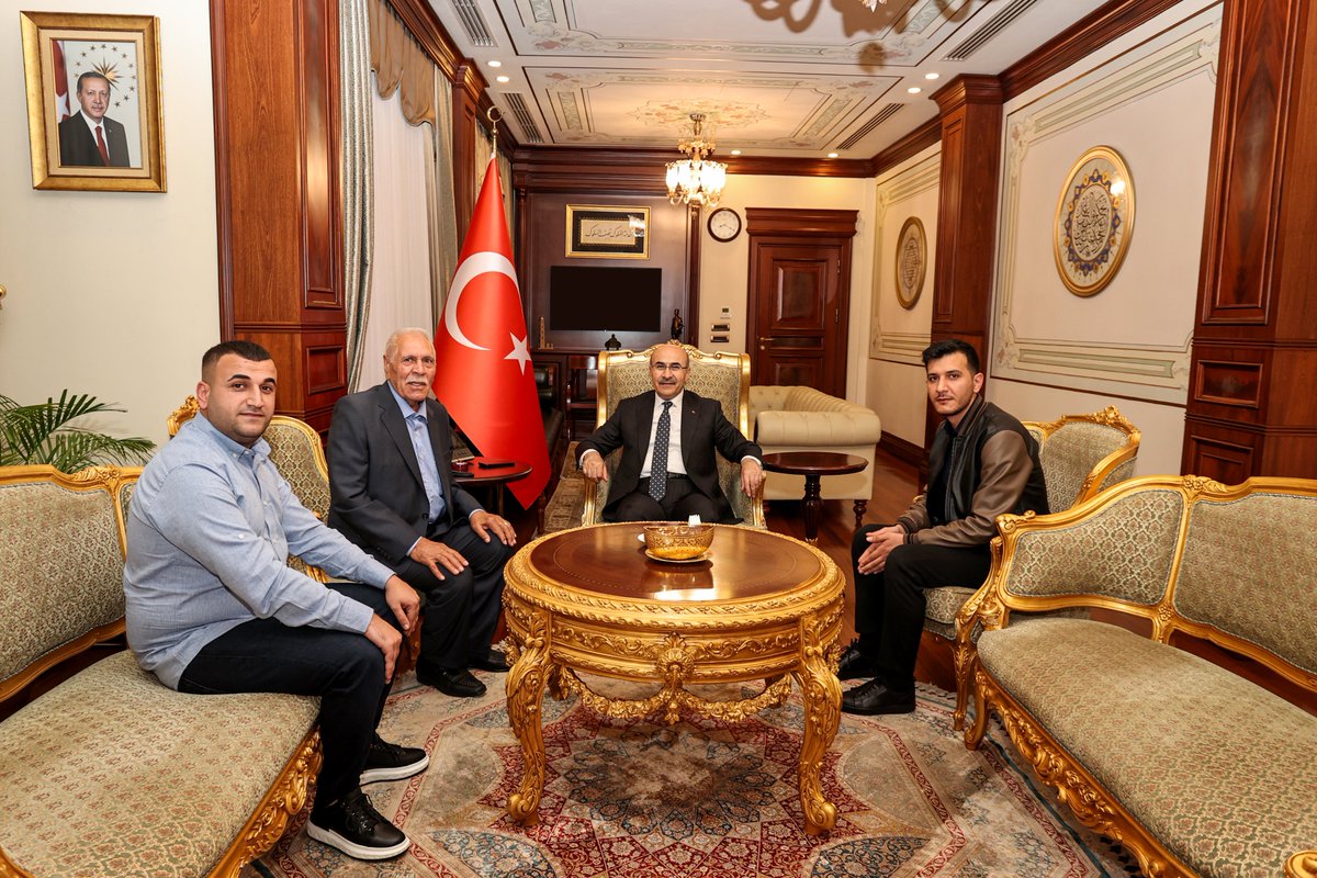 Mardin’den ziyaretimize gelen Kanaat Önderi Şeyhmus Oktay ile beraberindeki torunları Alişer Oktay ve Doğan Barış'a nazik ziyaretleri için teşekkür ediyorum.