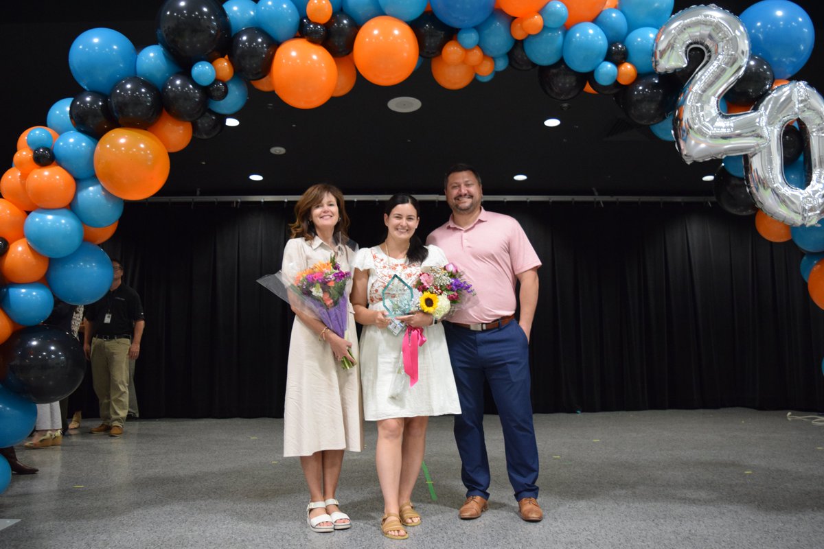 Congratulations to McKenna Hakanson of North Charleston Creative Arts Elementary School, the CCSD 2024 Teacher of the Year! Watch the surprise here: facebook.com/CCSDconnects/v… Read more here: ccsdschools.com/site/default.a…