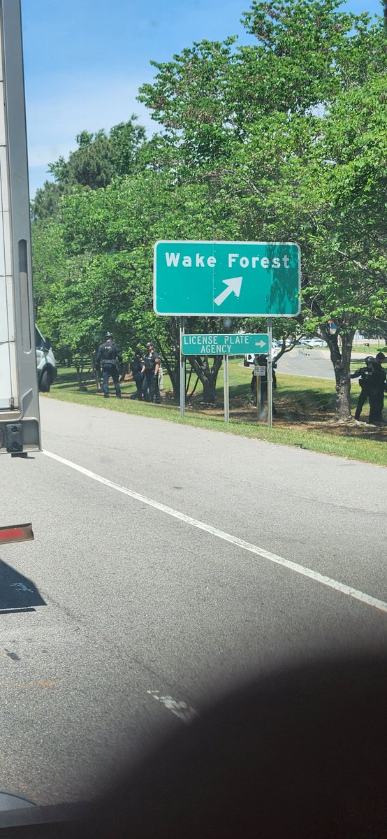 DeathLlama's tweet photo. @raleighpolice out doing work. They rolled up swiftly, in and out of traffic quickly! Pulled these guys out and they had traffic flowing again in about 1 minute. Impressive! https://t.co/m1Aa9M2IsU