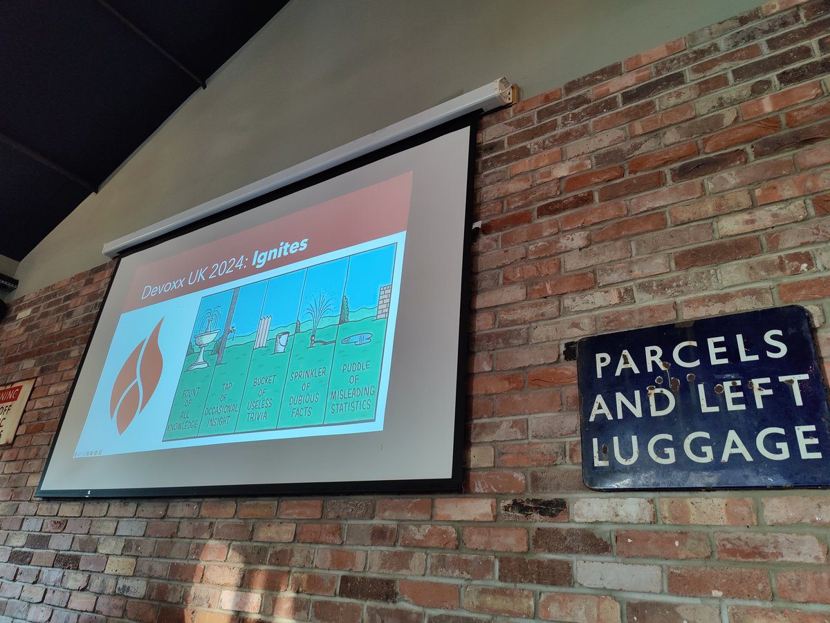 (blind) ignites are about to start at #devoxxuk 5 minutes of auto forwarding slides... What can possibly go wrong 😂