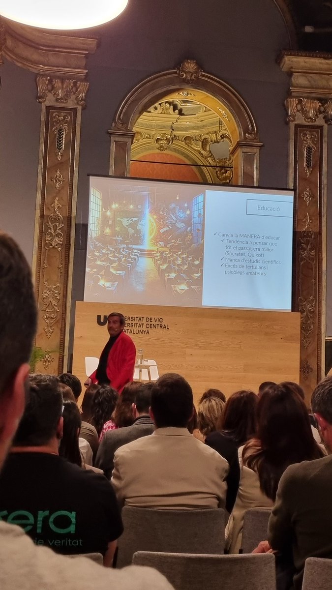 BetDachs's tweet photo. 📍Avui celebrem els #10anysualumni @alumni_uvic al #Paranimf de la @uvic_ucc acompanyats de @XSalaimartin parlant de #IA o millor dit, de models predictius no intel.ligents, la intel.ligència la tenim les #persones 🌟
#estemconnectats
@UDivulga https://t.co/m2sjTUlYTa
