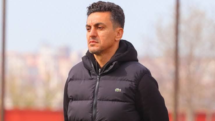 Vanspor'a yapılan haksızlıklar bitmiyor! Önce şampiyonluk yolu kesildi sonrasında play-off maçlarına çıkacak olan takımın teknik direktörü Ümit Bozkurt'a sahaya giriş ve para cezası verildi. #vansporiçinadalet
