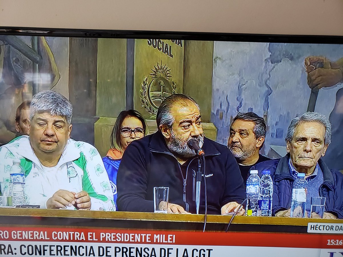 dicen que estan discutiendo el rumbo de nuestro país !!!mamita !!!! generaciones de ñoquis ya pasaron !!!