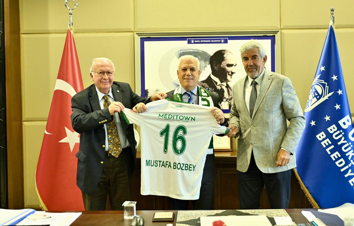 Bursaspor Başkanı Sinan Bür ve yönetimi, Başkanımız Mustafa Bozbey’i ziyaret ederek 16 numaralı forma hediye etti. Başkanımız Bursaspor'umuzun layık olduğu Süper Lig'e tekrar taşınması için gündelik değil, sürdürülebilir kaynaklar oluşturarak birlikte çalışılması gerektiğini