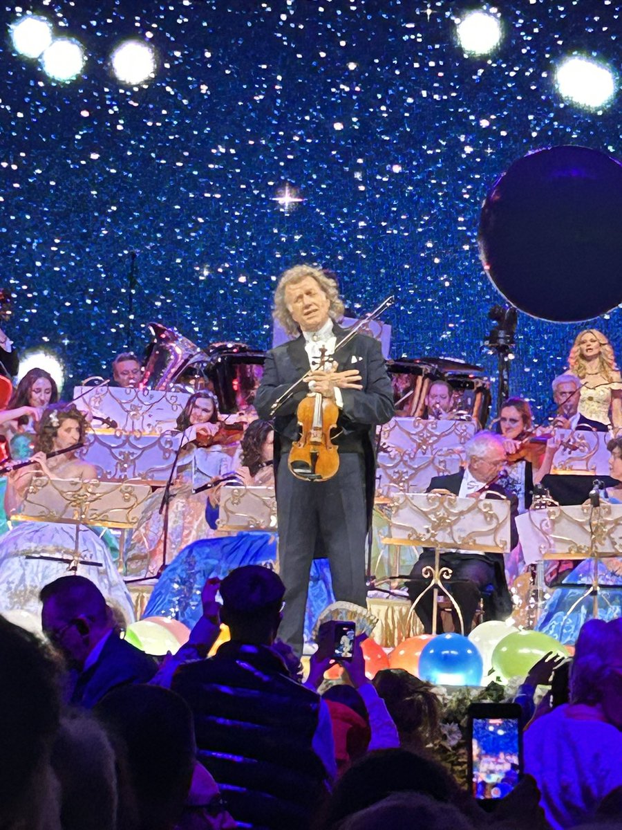 This time next week I’ll be watching #AndreRieu and his #JohannStraussOrchestra 🎻🎸🥁🎹
#cantwait 😬@andrerieu 😘🎻