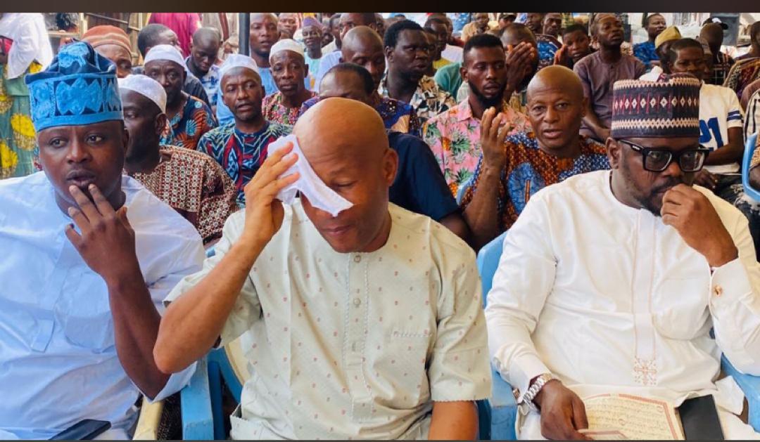 Hon. Abdoulbaq Ladi Balogun today, at the Fidau session for the departed souls from the #GasExplosion at Alayabiagba Community, Ajegunle-Apapa, Lagos.

May Almighty Allah forgive them, make Aljannah Firdaus their final abode and comfort the families they left behind, amen. 🕊️