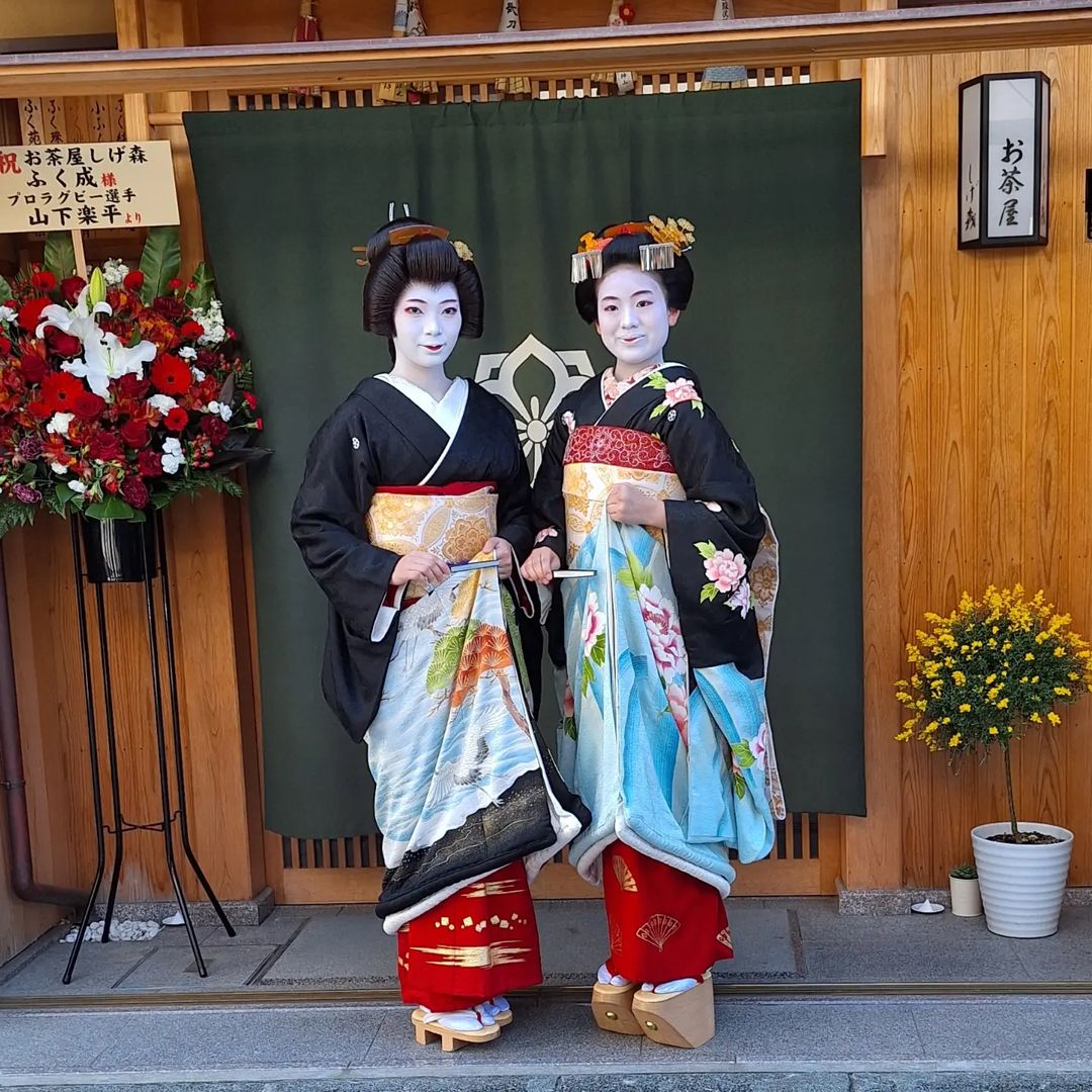 È servito quasi un anno di studio e lavoro a Fukunaru (destra) per debuttare oggi come maiko. E sono serviti altri 4 anni e mezzo da maiko a Kotsuru (sinistra) per diventare oggi una geisha vera e propria. Entrambe della 'casa' Shigemori di Kyoto. Credit instagram.com/p/C6wM2gkvDd2/