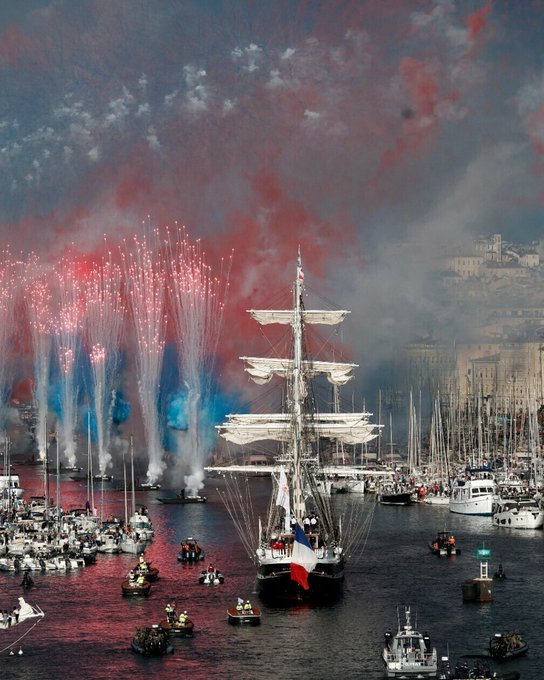 Cette photo est juste sublimissime #quelleceremonie #Marseille #JO2024 #Belem #VieuxPort #flammeolympique