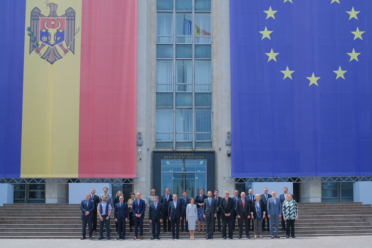 Great to celebrate #EuropeDay in #Chisinau together with President @sandumaiamd and to feel the #European spirit of the people of #Moldova 🇲🇩! Thank you for the invitation and the interesting and inspiring programme! 1/2