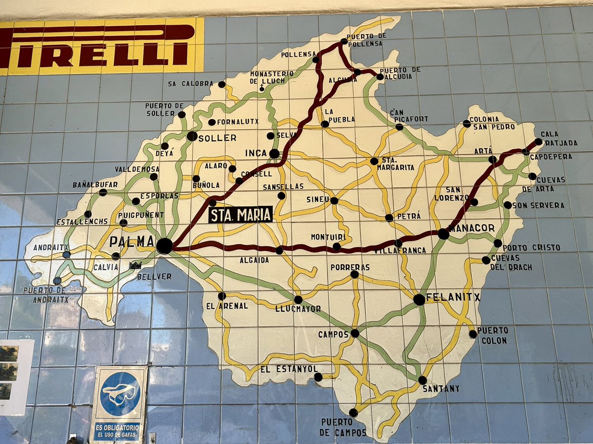 Mapa de cerámica visto hoy en un taller de Mallorca, con toponimia en mallorquín y en español. Era la Mallorca previa a la catalanización impuesta desde las instituciones públicas. Recuperaremos lo nuestro. #SomMallorquinsNoCatalans