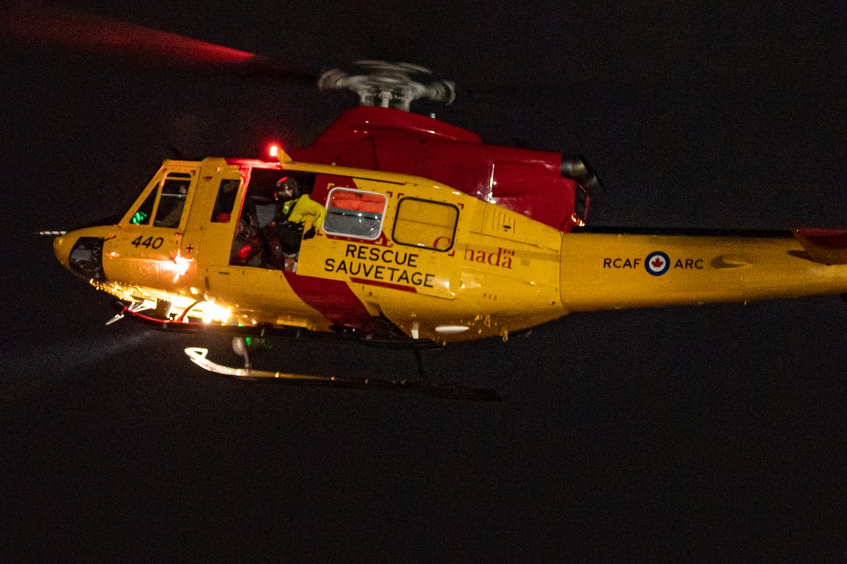Around midnight, @RCAF_ARC #424Sqn and @CoastGuardCAN were tasked to assist a vessel with complete electrical failure that was taking on water. CCG responded by zodiac and assisted the vessel to shore while a CH146 🚁 stayed as top cover until the situation stabilized. #RESCUE