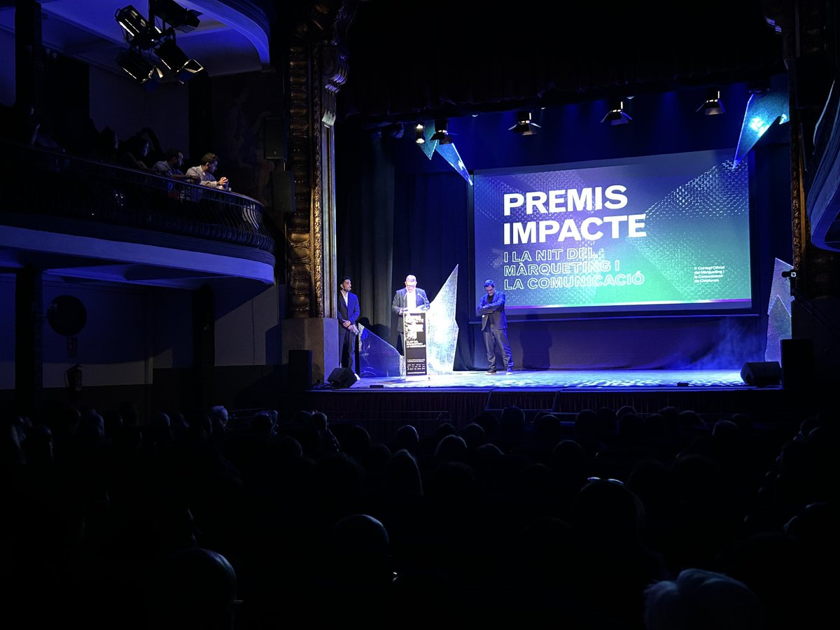 El regidor @martinez_lluis inaugura la Nit de la Comunicació, que aplega més de 400 professionals del sector al Teatre del Prado. Tot seguit es lliuraran els Premis Impacte.