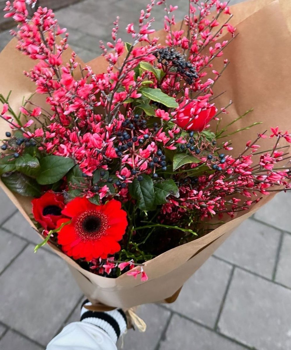 'Spring: a lovely reminder of how beautiful change can truly be.'

Image credit: @xstephlee 

.
.
.

#London #flowershop #florist #justbefloral #underthefloralspell #flowers_beauties #flowerstagram #floralstories #stylingtheseasons