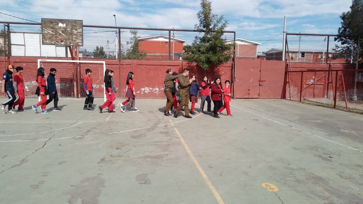 #LoPrado @CarabMicc de la 44°Comisaria, realiza practica con Establecimientos Educacionales de la comuna, en preparación al día de Brigadista Escolar. #LaPrevencionEsNuestraEsencia.