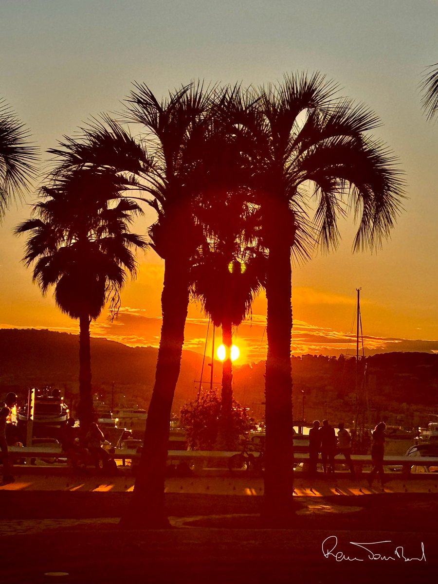 Bon début de soirée avec le coucher de soleil aujourd’hui #Cannes  #CotedAzurFrance @VisitCotedazur @Cannes_France