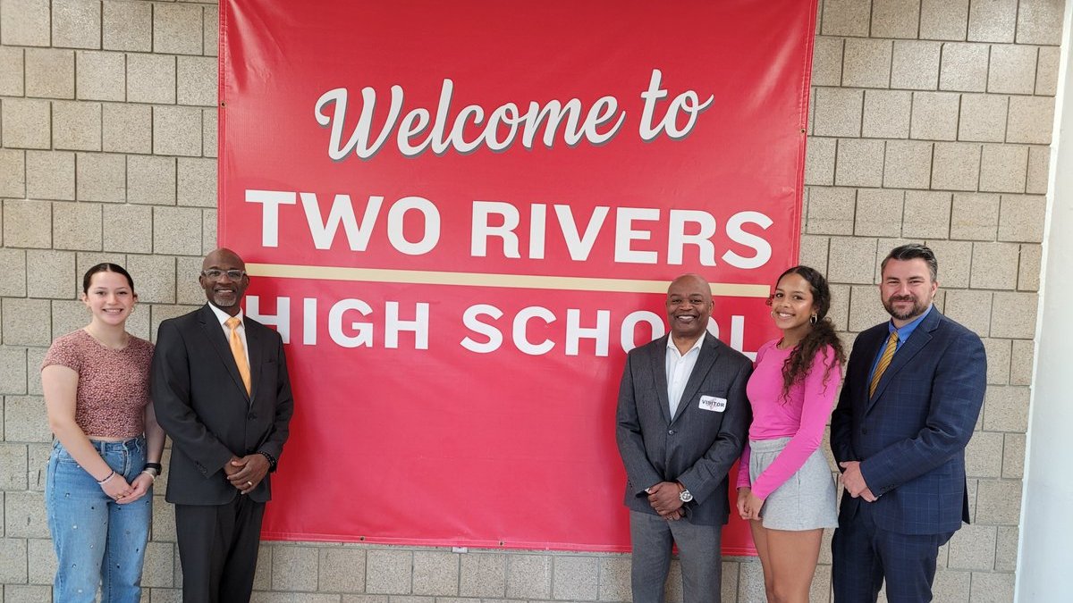 This week Commissioner Willie Jett visited Two Rivers High School in Mendota Heights where he interacted with students, toured the facility, and met with administrative leaders. The highlight of his time was a question and answer session with student leaders. #MDESchoolVisits