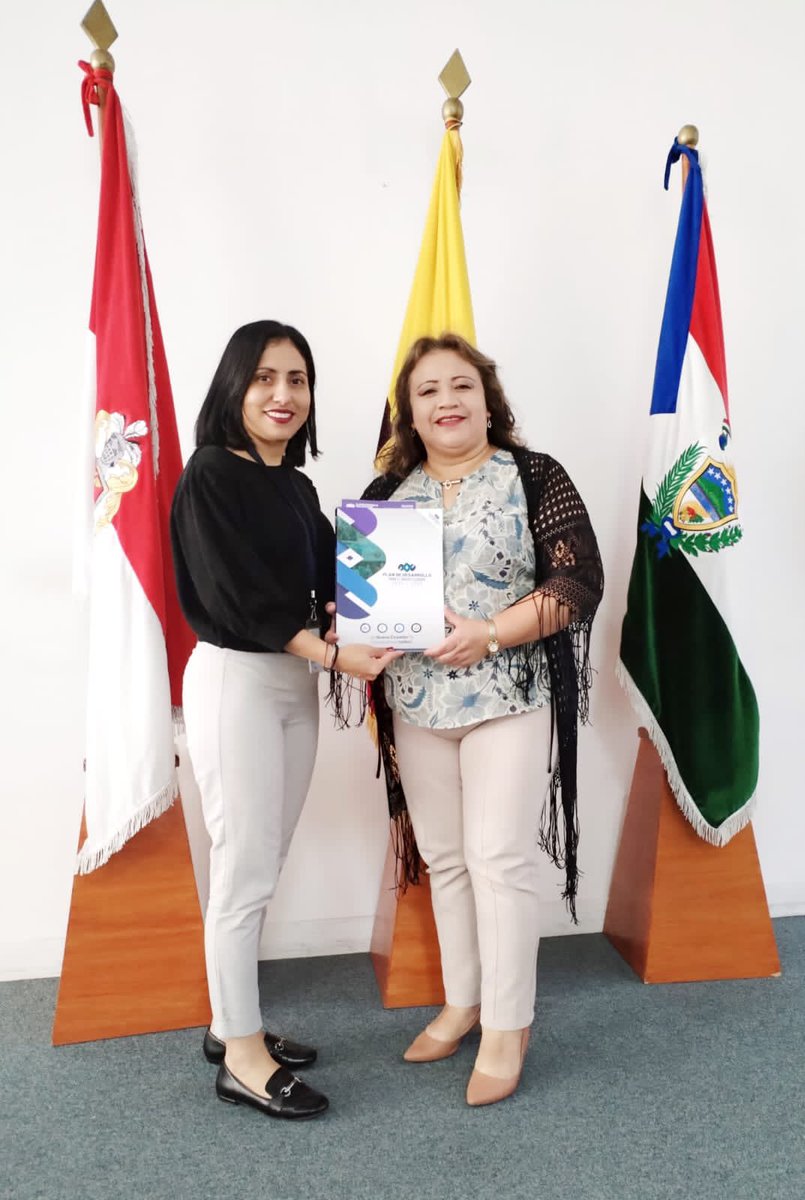 CarrielMaGra's tweet photo. La Dirección Zonal de @PlanificacionEc 1, hizo la entrega de un ejemplar del Plan de Desarrollo para #ElNuevoEcuador para @AMEcuador #Zona1 a fin de que este instrumento sea de utilidad para los procesos de planificación nacionales, territoriales e institucional. https://t.co/nBaZ7wu13n