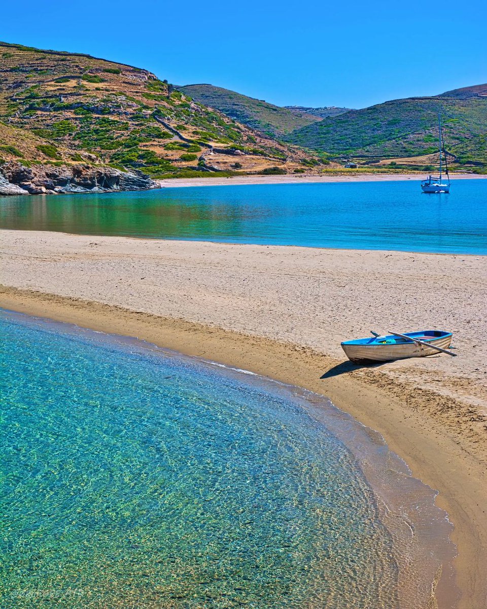 #Kolona is a beautiful beach on the island of #Kythnos. It is, in fact, a sandy bank connecting Kythnos with a small rocky island, that of St. Luke. The strip of sand that connects the two land masses is similar to a prostrate column, thus explaining the name. ig 📷 georgeeptr