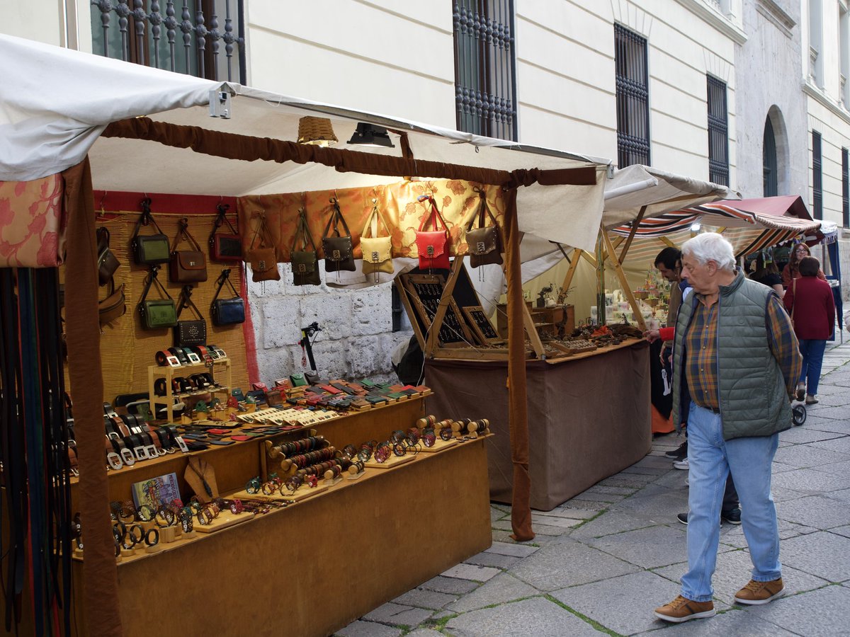 El Mercado Castellano abre sus puertas en el corazón histórico de Valladolid. Cerca de 80 puestos de productos artesanos y talleres de oficios nos acompañarán hasta el próximo lunes con motivo de las fiestas de #sanpedroregalado2024 
Horario de 11:00 a 14:30 y de 17:30 a 21:30 h