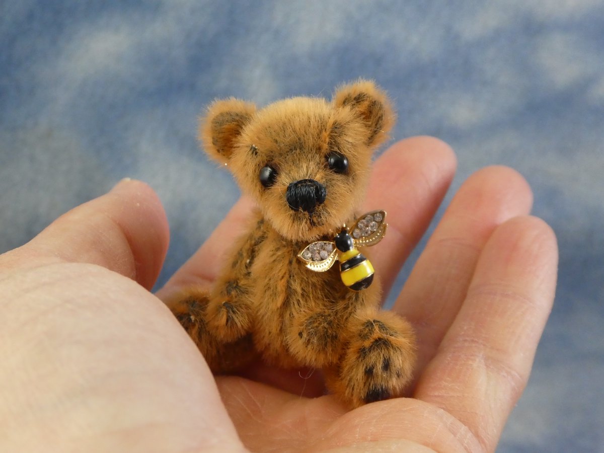 Some tiny little miniature #BramberBears looking for homes 🐝🐻🍯🐝🐻🐝🍯 bramberbears.etsy.com/uk/listing/172…