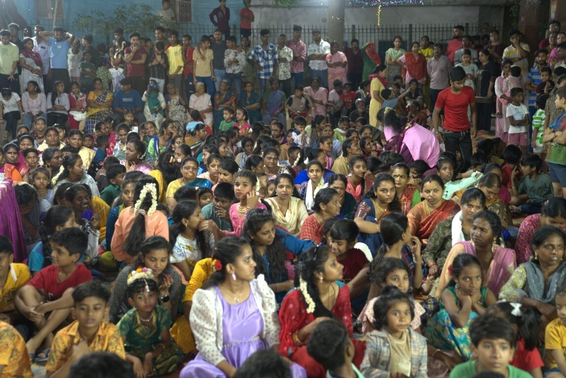 श्री देवी मारीअम्म्न मंदिर में आयोजित 49वाँ शीतला माता का पूजन समारोह में शामिल हुआ।  

#PhiraEkBaarModiSarkar #AbkiBaar400Paar #ModiAgain2024 #AayegaToModiHi #Bjpeastdelhi #HarshMalhotraBJP