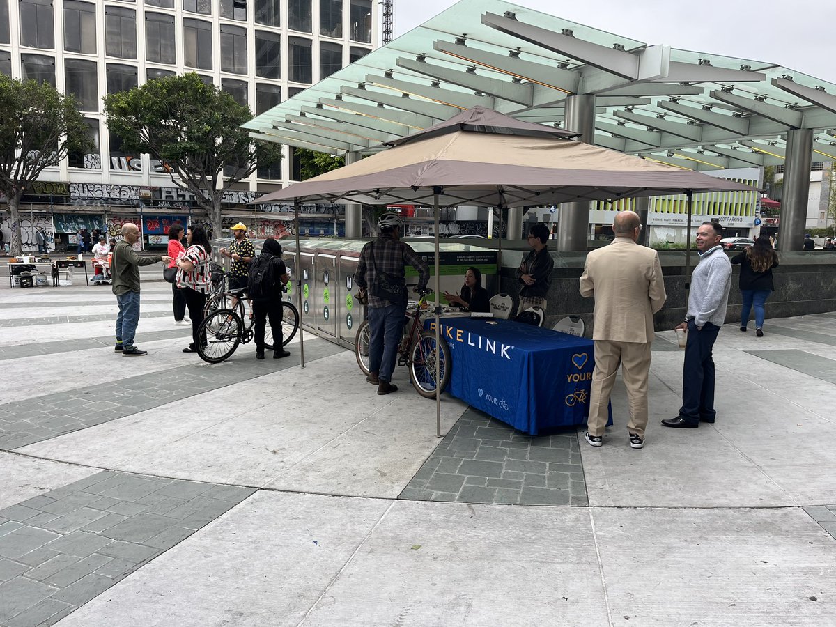 New <a href="/metrolosangeles/">Metro Los Angeles</a> <a href="/BikeLink_/">BikeLink Smart Bike Parking</a> smart bike lockers are excellent! Easy to use - walk up &amp; use app - 75 cents. Come by Wilshire/Western today until 1pm for a demo.