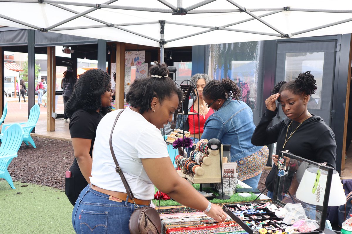 CFBGPod's tweet photo. Let’s slide back to Saturday and take a look at #CareFreeBlackGirl cookout Charlotte 

📸 @carpenika https://t.co/DQbZftcyEr