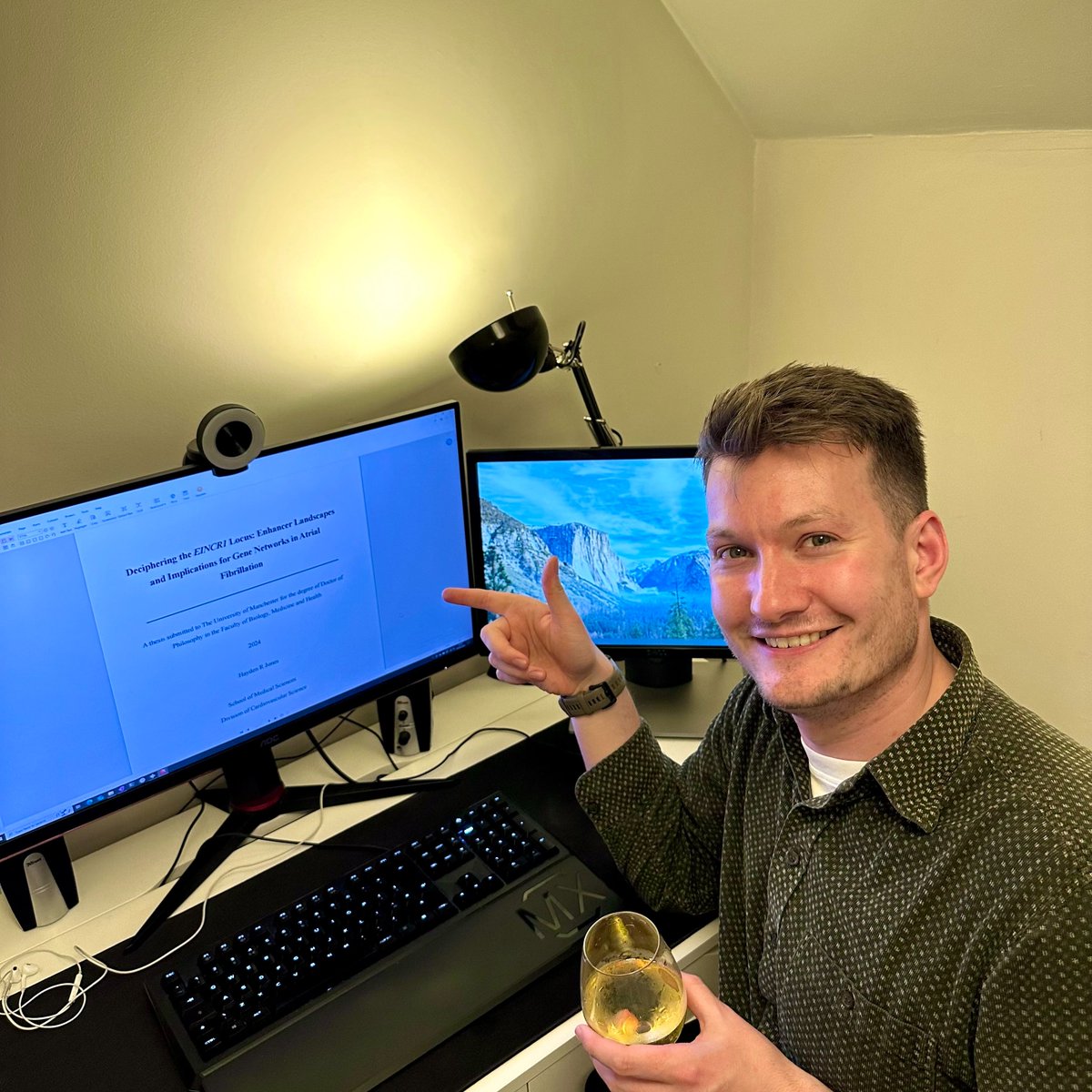 HJones___'s tweet image. 🎉I'm happy to say that I submitted my PhD thesis today! A huge thank you to everyone who supported and helped along the way @KeavneyLab #PhDone 🥳