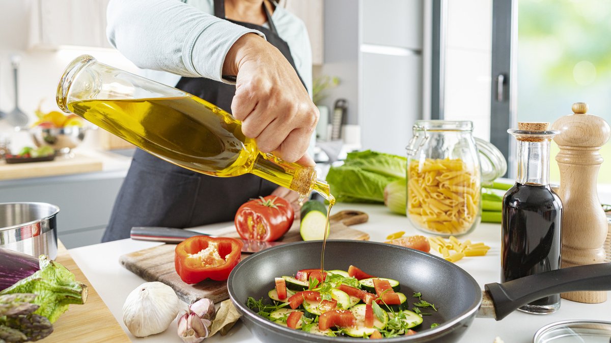 10 Unhealthiest Oils You Can Cook With 

mashed.com/1578642/unheal…

#WhiskedAway

Most of us use oils in our cooking without much thought. Some oils are known to be healthier than others, but research says there are oils we should avoid.