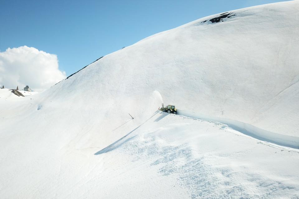 Jusqu'à 7 m de #neige dans les #Alpes du Nord ! le déneigement des cols est compliqué cette année ! pourquoi aucun média n'en parle ? photos via 'Savoie Mont Blanc Ambassadeurs ' sur Fb.